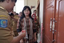 Dirjen IKMA Kemenperin Gati Wibawaningsih saat meresmikan Sentra IKM Kelapa Terpadu di Halmahera Barat