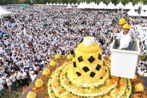 Menteri BUMN, Rini Sumarno, bersiap-siap untuk memotong tumpeng raksasa dalam rangka HUT BUMN ke-21 di Semarang, Sabtu (13/04/2019).