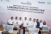 Rektor Universitas Muhammadiyah, Dr. Abid Djazuli, S.E., M.M (ketiga dari kiri) dan Direktur Human Capital Management Telkom Herdy Harman (ke empat dari kiri)
