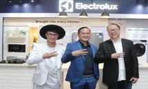 Iffan Suryanto-President Director Electrolux Indonesia, bersama Barli Asmara-Indonesia Fashion Designer dan Chandra Yudasswara-Electrolux Chef.