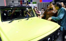 Menteri Perindustrian Airlangga Hartarto saat meninjau salah satu booth di IIMS 2019