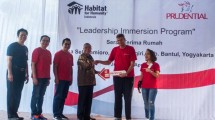 Penyerahan 30 kunci rumah kepada perwakilan warga di Dusun Kajor Wetan