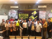 Triv menggar acara edukasu bitcoin untuk milenial. Gabriel Rey baju putih tengah