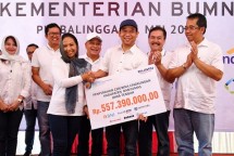 Menteri BUMN, Rini Suwarno, sedang melakukan serah terima bantuan sumbangan dari BUMN kepada salah satu penerima bantuan dari empat Kabupaten di Jawa Tengah dalam rangka Safari Ramadhan 2019 di Purbalingga, Sabtu (11/05/2019).