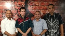 Bupati Aceh Besar Mawardi Ali saat berfoto bersama Asisten Deputi (Asdep) Pengembangan Destinasi Regional II Kementerian Pariwisata (Kemenpar) Reza Fahlevi di Jakarta