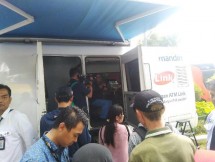 Warga menukarkan uang di mobil kas keliling bank di Lapangan IRTI Monas, Jakarta Pusat.