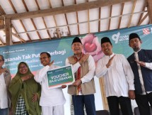 Direktur Utama BNI Syariah saat memberikan santunan ke anak Yatim