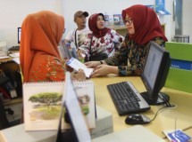 Kegiatan transaksi di kantor BRI Syariah