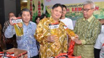 Menteri Perindustrian Airlangga Hartarto saat pembukaan Bazar Lebaran di Plasa Industri Kemenperin
