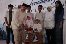 Dirut Perum Jamkrindo Randi Anto memberikan santunan Yatim di Jakarta
