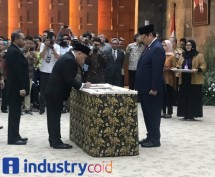 Menteri Perindustrian Airlangga Hartarto saat melantik empat pejabat Eselon I di lingkungan Kemenperin