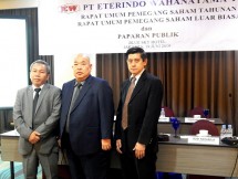Direksi PT Eterindo Wahanatama Tbk berpose usai paparan publik di Jakarta, Rabu (19/06/2019). Dari kiri ke kanan : Azwar Alinuddin (Direktur), Lie Kiong (Presiden Direktur), Adry Nugroho (Direktur). (Foto: Abe)