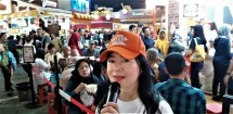Jenny Widjaja, selaku pendiri Paberik Mie tampak antusias menyambut pengunjung menikmati kuliner mie ayam sehat dan alami