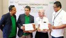 Kanan ke Kiri) Vice President Marketing Management Telkom Aulia E. Marinto, Direktur Consumer Service Telkom Siti Choiriana, President of Grab Indonesia Ridzki Kramadibrata