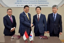 Menteri Airlangga bersama Chairman NRC Seong Kyoung Ryung menyaksikan penandatanganan perjanjian kerangka kerja sama industri
