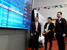 Direksi dan Komisaris PT Indonesian Tobacco Tbk sedang mengamati papan perdagangan saham perseroan di BEI, Jakarta, Kamis (04/07/2019). Dari kanan ke kiri : Djonny Saksono (Presdir) dan Shirley Suwantina (Preskom). (Foto: Abe)