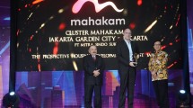 Direktur Utama PT Mitra Sindo Sukses Sami Miettien saat menerima penghargaan Properti Indonesia Award 2019