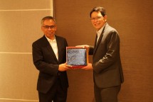 Ketua Dewan Komisioner OJK Wimboh Santoso bersama Gubernur BoT Thailand