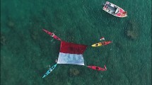 Pengibaran bendera di tengah laut Tanjung Lesung