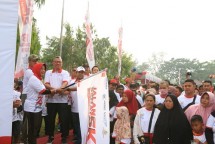 Memperingati HUT Kemerdekaan RI ke -74 dan mengusung semangat BUMN Hadir Untuk Negeri, tiga BUMN menggelar jalan sehat di Mempawah, Kalimantan Barat, Minggu (18/8/2019).
