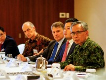 Ketua Dewan Komisioner OJK Wimboh Santoso di antara para investor