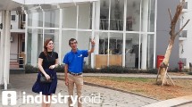 Head of Business Development Travelio, Felicia Gautama dan Direktur Proyek Aeropolis, Totonafo Lase (Hariyanto/INDUSTRY.co.id)