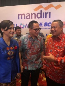 Sekretaris Umum KAFEGAMA, Friderica Widyasari Dewi, Direktur Utama Bank Mandiri, Kartika Wirjoatmodjo dan Ketua Umum KAFEGAMA, Perry Warjiyo