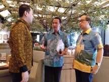 Direktur APLN Agung Wirajaya saat bercengkrama dengan sejawat kantornya