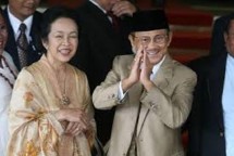 alm BJ Habibie n alm Istri