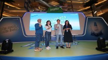 (kiri-kanan) Raditya Dika, penulis, aktor, dan content creator, bersama Weitarsa Hendarto, VP Consumer Healthcare & Wellness and International Operations, dan Cindy Gunawan, Senior GM Marketing Respiratory & Family Care Combiphar