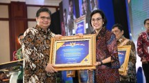 Menteri Perindustrian (Menperin) Airlangga Hartarto saat menerima piagam penghargaan dari pemerintah yang diserahkan oleh Menteri Keuangan (Menkeu) Sri Mulyani Indrawati