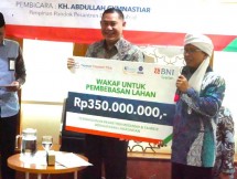 Direktur Utama BNI Syariah, Abdullah Fiman Wibowo bersama Aa Gym