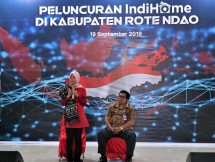 Direktur Consumer Service Telkom Siti Choiriana (kiri) bersama Plt. Asisten Perekonomian & Pembangunan Sekda Rote Ndao Dominggus Modok