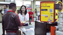 Manajemen Depo Bangunan Turun Langsung Layani Pelanggan di Hari Pelanggan Nasional