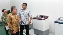 Direktur Jenderal Industri Logam, Mesin, Alat Transportasi dan Elektronika (ILMATE) Kementerian Perindustrian Harjanto bersama Presiden Komisaris PT Panasonic Manufacturing Indonesia (PMI) Rahmat Gobel