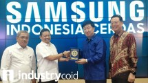 President PT Samsung Electronics Indonesia JaeHoon Kwon dan Sekretaris Jenderal Kementerian Pendidikan dan Kebudayaan RI Didik Suhardi seusai penandatanganan Samsung Indonesia Cerdas (Foto: Ridwan/Industry.co.id)