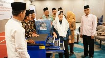 Direktur Jenderal IKMA Kementerian Perindustrian Gati Wibawaningsih saat memberikan bantuan peralatan permesianan di Pondok Pesantren Al Mujahidi, Jember