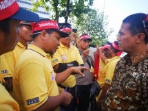 Mentan Amran Sulaiman menemui pendemo