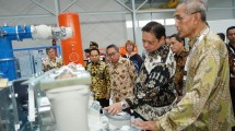 Menteri Perindustrian Airlangga Hartarto pada Peresmian Pabrik Peralatan Listrik Tegangan Tinggi Vacuum Circuit Breaker and Gas Insulated Switchgear PT. Twink Indonesia High Voltage di Kawasan Industri Wahyu Sejahtera, Bogor