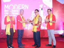 Wakil Walikota Bukittinggi Irwandi (tengah) usai meresmikan Bukittinggi Broadband Modern City didampingi oleh Direktur Network & IT Solution Telkom Zulhelfi Abidin