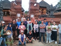 Peserta HNJA saat mengunjungi salah satu Desa binaan Aqua