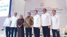 Ketua Umum Kadin Indonesia Rosan P. Roeslani bersama Wakil Ketua Umum Kadin Bidang Agribisnis, Pangan dan Kehutanan Franky O. Widjaja serta Menristek Bambang Broedjonegoro saat membuka Rakornas Kadin