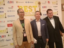 Ketua Penyelenggara yang juga Ketua Umum ABDI DR. Rudi Rusdiah (tengah) menjelaskan bahwa ajang penghargaan tersebut merupakan penghargaan tertinggi yang diharapkan semakin mendorong akselerasi implementasi dan penggunaan digital technology, transformasi ke Big Data & AI baik di kalangan dunia usaha