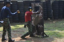 Maninir Menembak Pistol Reaksi
