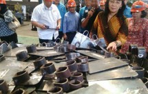 Dirjen IKMA Kemenperin Gati Wibawaningsih saat mengunjungi IKM Cangkul
