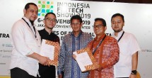 Founder OK OCE, Sandiaga Uno menyaksikan penyerahan naskah kerjasama antara Kerjasama.com yang diwakili oleh Gunawan (kiri) dan OK OCE yang diwakili oleh Iim Rusyamsi (kanan).