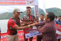 Korps Marinir Juarai Samosir Dragon Boat Festival
