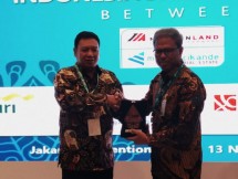 Direktur Risk Management and Compliance Mandiri Syariah Putu Rahwidhiyasa dengan Direktur Utama PT Modern Industrial Estat Pascall Wilson