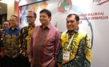 Menteri Koordinator Bidang Perekonomian, Airlangga Hartarto (tengah), Menteri Perindustrian Agus Gumiwang (kiri), dan Ketua Umum Dekopin Nurdin Halid (kanan) saat menggelar jumpa pers dalam musyawarah nasional tahun 2019 yang digelar oleh Dewan Koperasi Indonesia (Dekopin), di Hotel Claro, Makassar, Selasa malam, 12 November 2019.