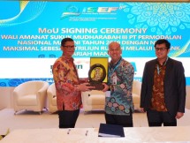 Direktur Finance, Strategy & Treasury Mandiri Syariah Ade Cahyo Nugroho tengah